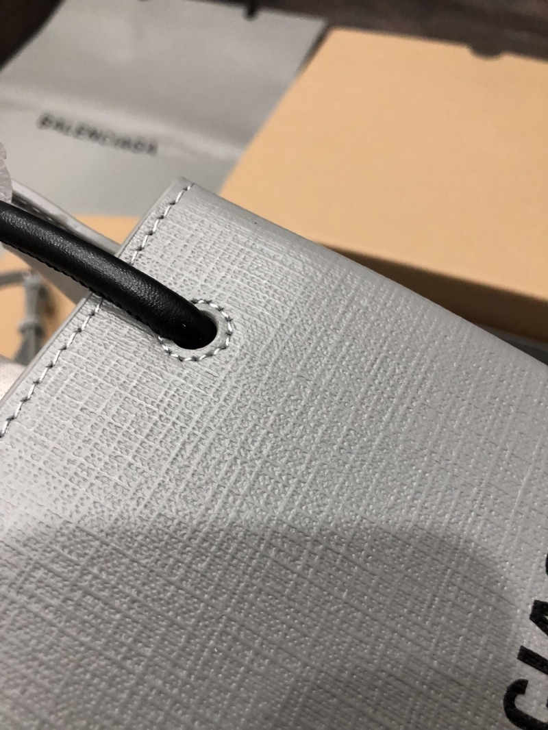 Ba1en*iaga shopping bags